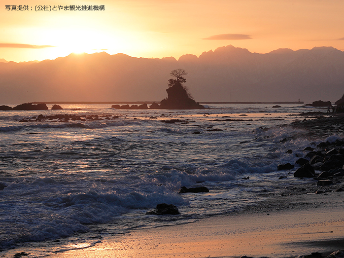 美しい朝日と共に見る絶景 写真提供：(公社)とやま観光推進機構