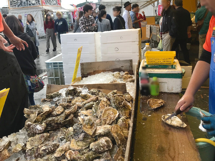 店先で牡蠣の山を発見！