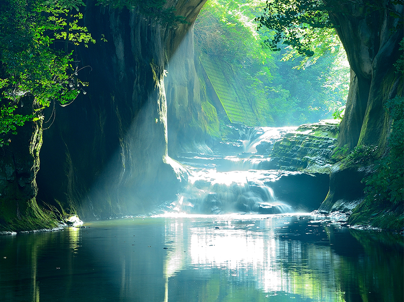 日本の魅力を探そう 清水渓流広場 濃溝の滝 亀岩の洞窟 近畿日本ツーリスト Go To トラベルキャンペーンで関東の笑顔 元気になれるスポットへ行こう 近畿日本ツーリスト