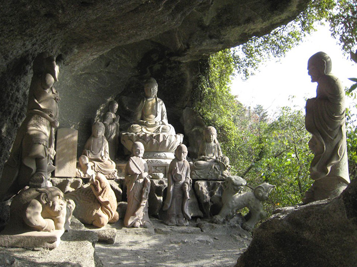 さまざまな石仏が並ぶ「千五百羅漢道」