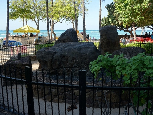 ワイキキビーチの真ん中に鎮座する「ワイキキの魔法石」