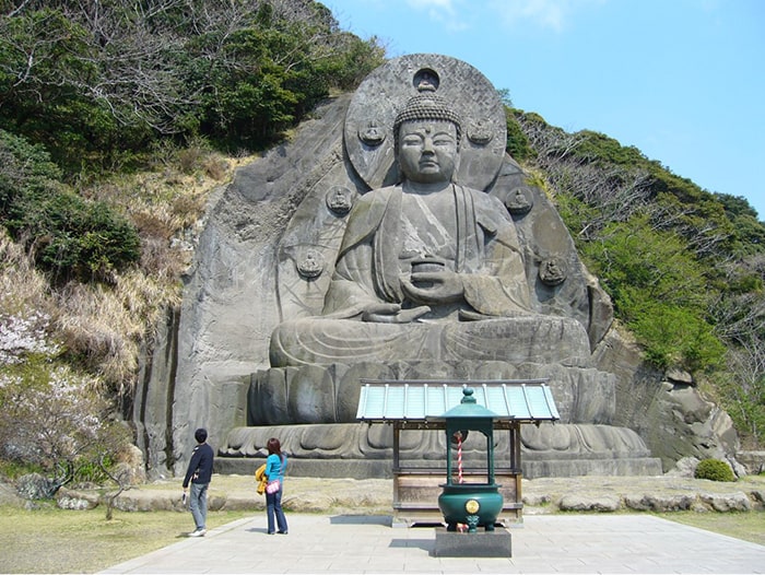 日本最大の磨崖仏「薬師瑠璃光如来坐像」