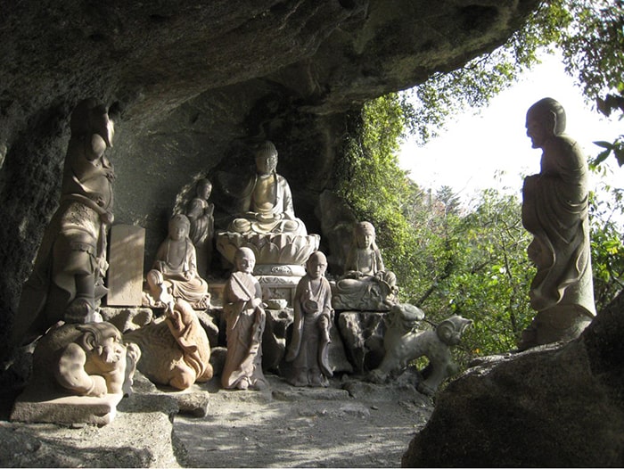 さまざまな石仏が並ぶ「千五百羅漢道」