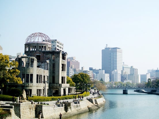 元安川と原爆ドーム　写真提供：広島県