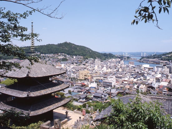 天寧寺三重塔越しの尾道　写真提供：広島県