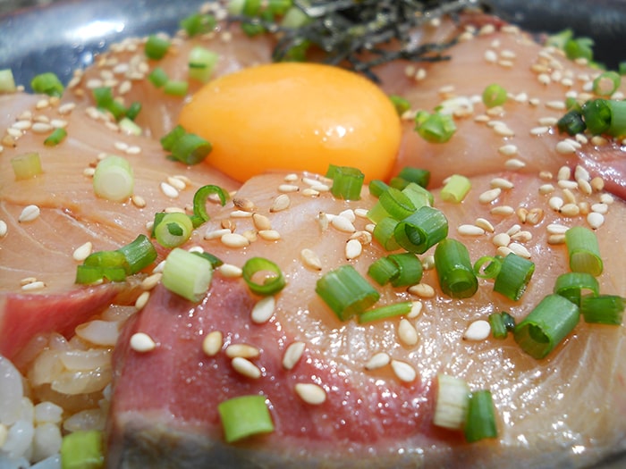 香川県のブランド魚「オリーブハマチ」のづけ丼