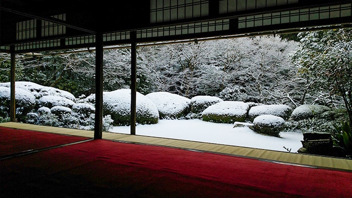 詩仙堂と雪景色の庭園