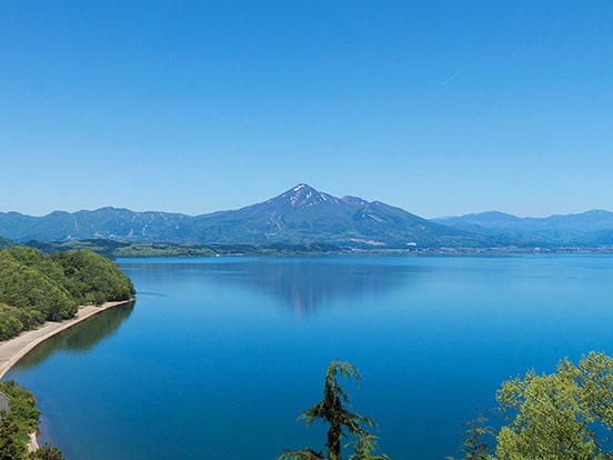 磐梯山と猪苗代湖