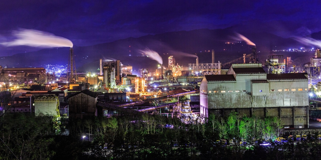 尼崎の工業地帯の夜景
