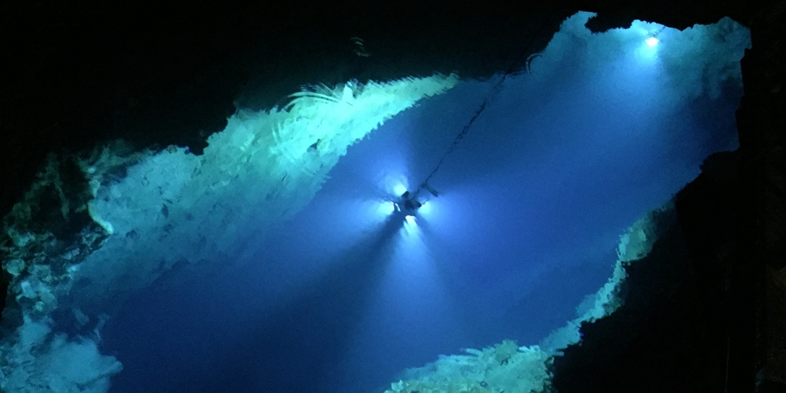 龍泉洞の地底湖