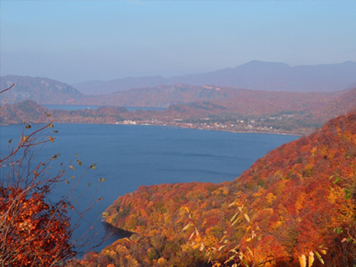 十和田湖の紅葉イメージ