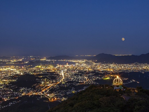 皿倉山から望む月