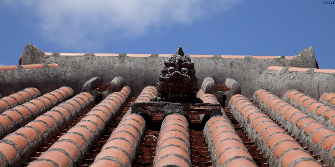 おきなわワールドの建物屋根のシーサー