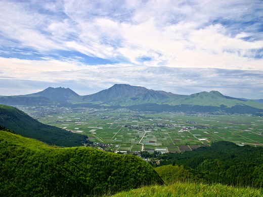 大観峰からの景色（阿蘇谷と阿蘇五岳）画像提供：阿蘇市