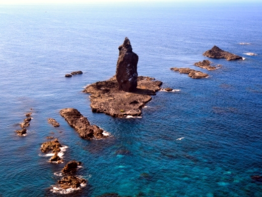 神威岬より神威岩を臨む