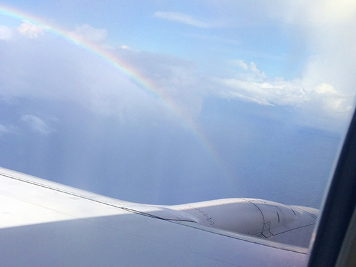 飛行機から虹が見えました