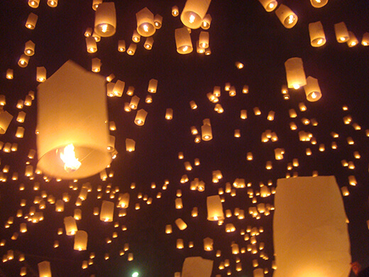 願いを込めて天燈上げ 年に一度の幻想的で美しいロイクラトン祭りを満喫しよう タイ チェンマイ 旅する地球 近畿日本ツーリスト
