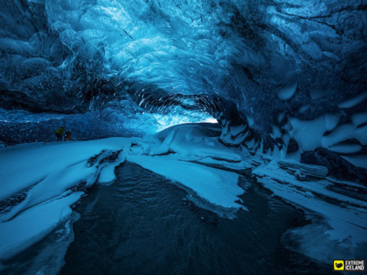 氷の洞窟の内部
