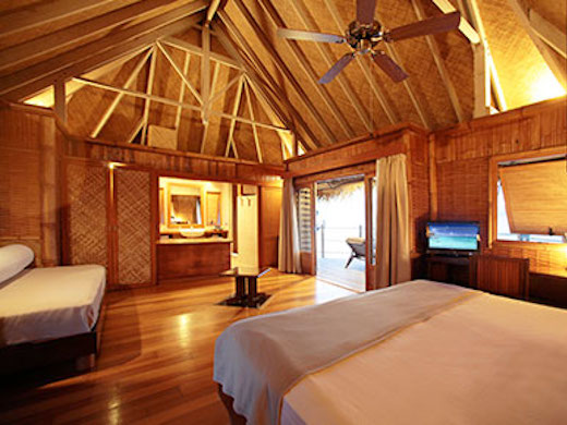 竹やヤシの葉など自然素材で作られたお部屋は天井が高く、広々！／水上バンガローお部屋