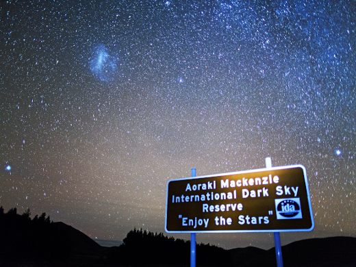 星空保護区(R)の看板“Enjoy the Stars”cEarth&Sky