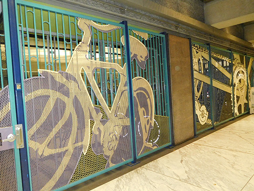 エンバーカデロ駅の自転車置き場