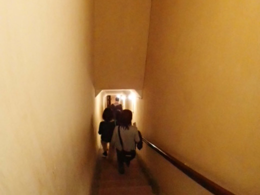 地下へ続く階段
