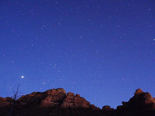 夕方の段階で、すでに星が見え始めます。