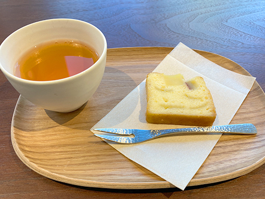 江田島のサツマイモケーキと自家製ハーブティー
