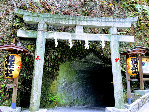 銭洗弁財天宇賀福神社