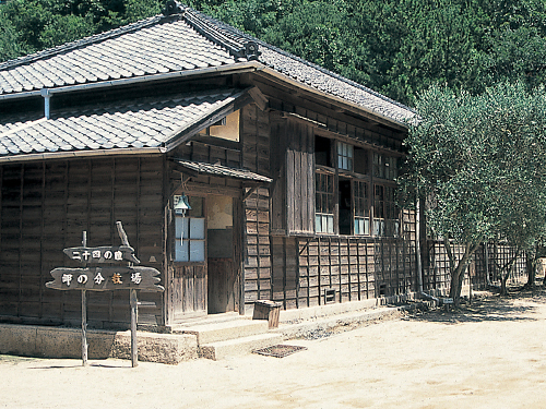 岬の分教場（苗羽小学校旧田浦分校校舎）