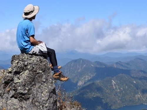 登山する男性