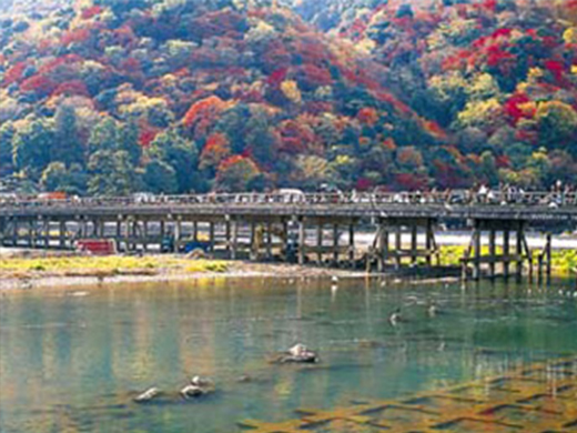 嵐山・渡月橋の紅葉イメージ